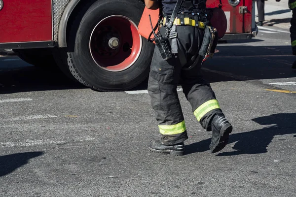 Нерозпізнаний пожежник працює на вулиці Нью - Йорка. — стокове фото