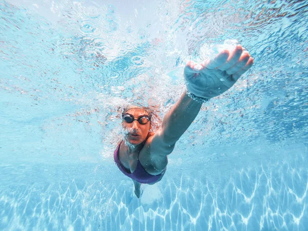 Mulher bonita na piscina natação — Fotografia de Stock