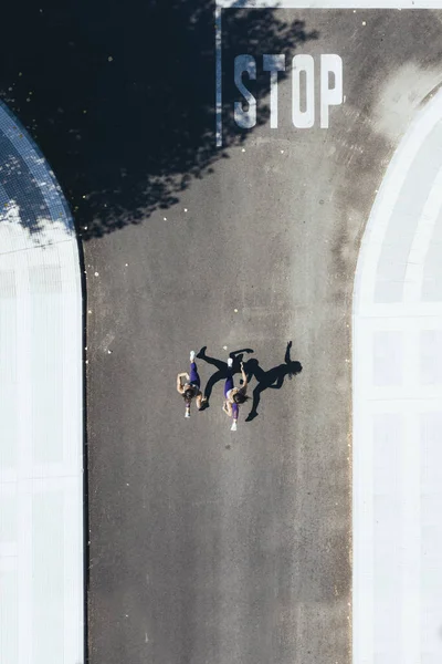 Dos mujeres corriendo por la calle — Foto de Stock