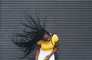 Afro-Amerikan kadın onu dreadlocks sallayarak