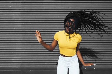 Afro-Amerikan kadın onu dreadlocks sallayarak
