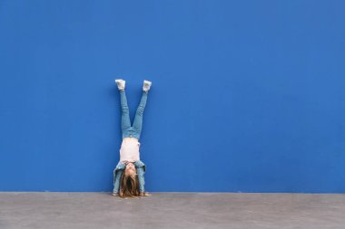 Küçük kız aynı anda sokakta ayakta duruyor..