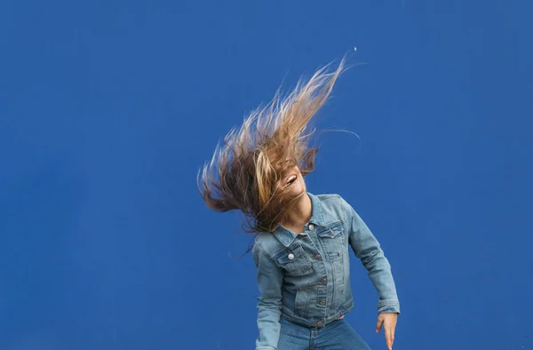 Menina com cabelo loiro girando fora — Fotografia de Stock