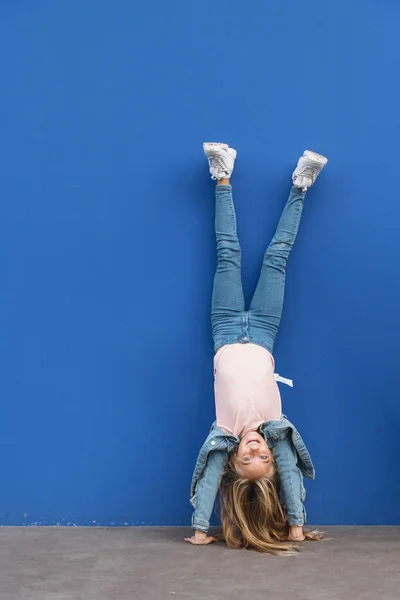 Niña pequeña de pie al mismo tiempo en la calle . — Foto de Stock