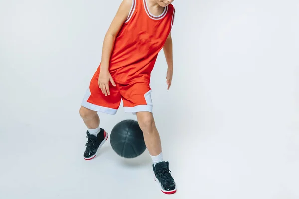 Хлопчик грає в баскетбол на студії — стокове фото