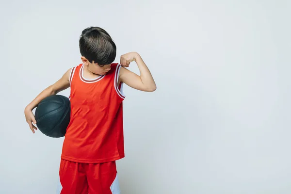 Kleine jongen toont zijn armen in kracht signaal — Stockfoto