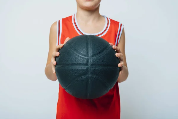 Kleiner Junge hält Basketballball — Stockfoto