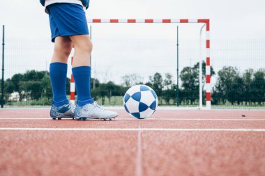 Futbol oynayan tanınmayan küçük çocuk.
