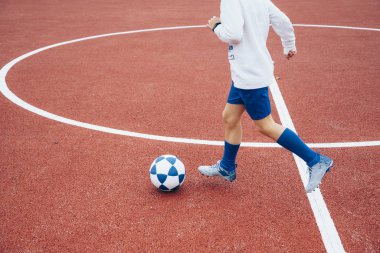 Futbol oynayan tanınmayan küçük çocuk.