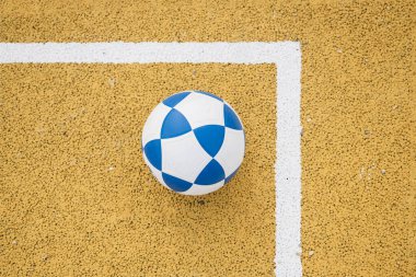 Futbol sahasında tek başına top.