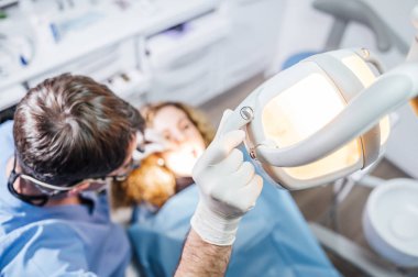 Bir hasta inceleyerek diş hekimi