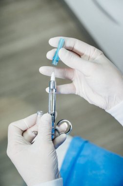Şırıngalı doktor iğneye hazırlanıyor. Tıbbi konsept