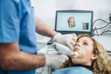 Diş hekimi diş kontrolü için yenilikçi 3D ultrason kullanıyor