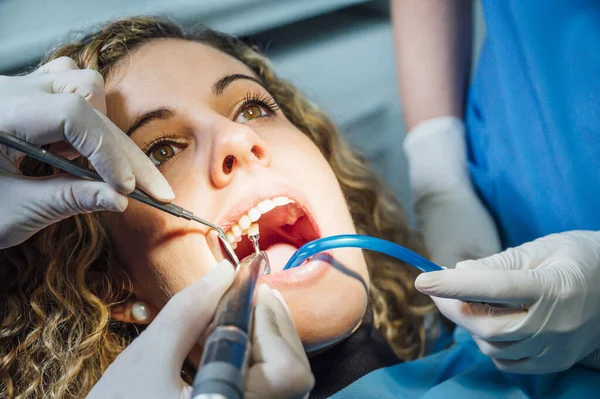 Dentista haciendo limpieza dental —  Fotos de Stock