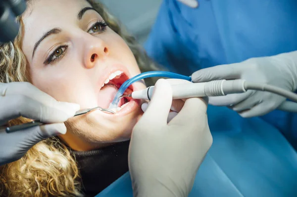 Dentista examinando a un paciente —  Fotos de Stock