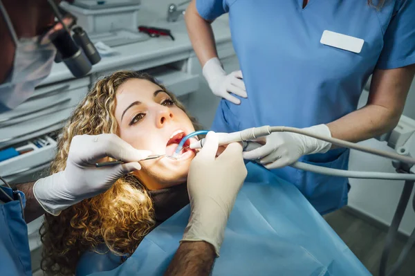 Стоматолог, який оглядає пацієнта — стокове фото