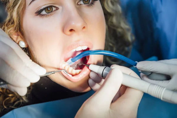 Dentista examinando a un paciente —  Fotos de Stock