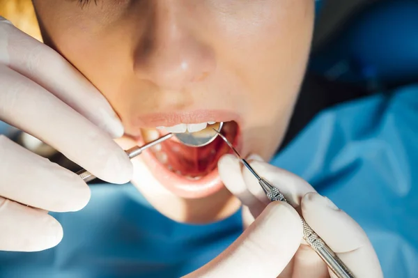 Стоматолог, який оглядає пацієнта — стокове фото