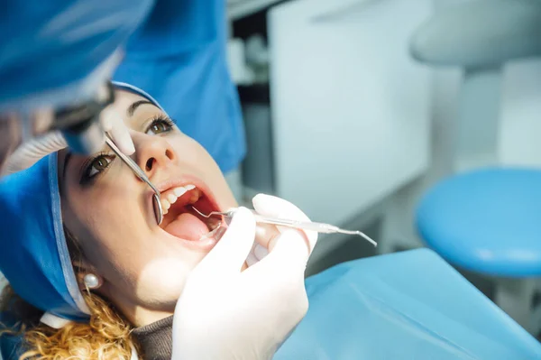 Dentista examinando a un paciente —  Fotos de Stock