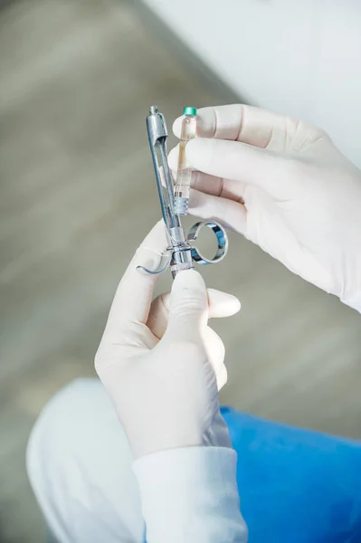 El médico con jeringa se está preparando para la inyección. Concepto médico —  Fotos de Stock