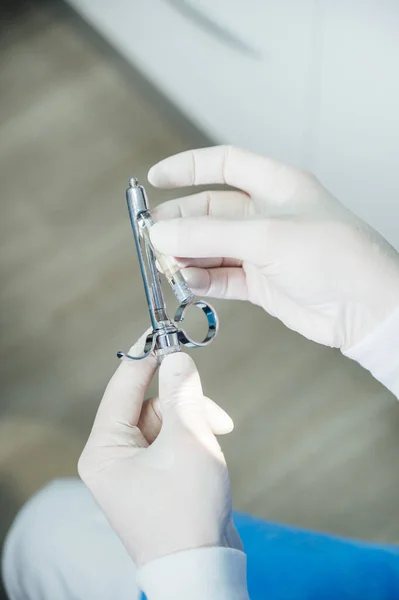 Le médecin avec la seringue se prépare pour l'injection. Concept médical — Photo