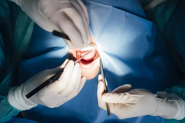 Dentista trabalhando em seu escritório com um paciente . — Fotografia de Stock