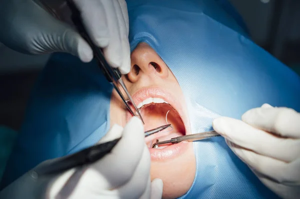 Dokter gigi yang bekerja di kantornya dengan pasien . — Stok Foto