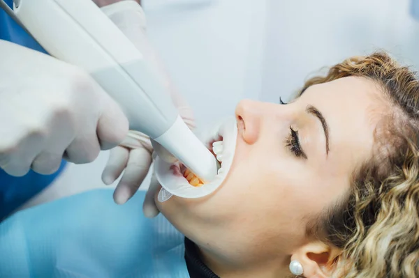 Стоматолог з використанням інноваційного 3D ультразвуку для перевірки зубів — стокове фото