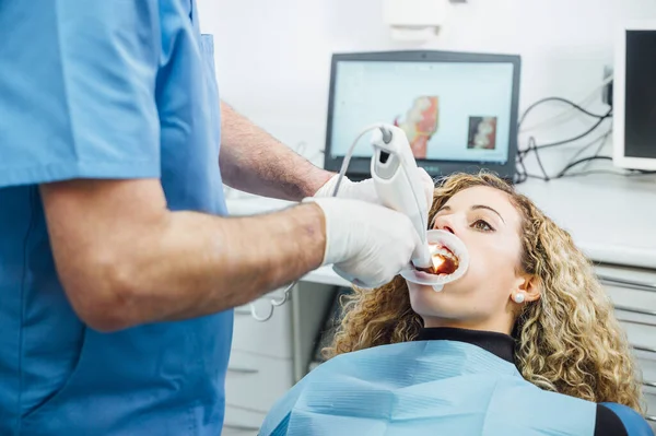 Dentista che utilizza l'ecografia 3d innovativa per il controllo dentale — Foto Stock