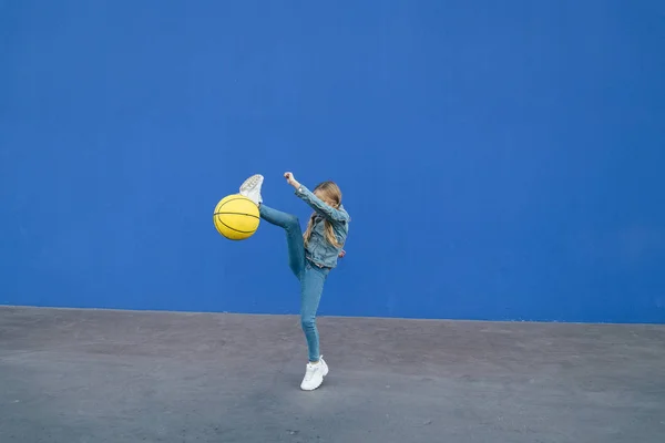 Menina brincando com a bola amarela — Fotografia de Stock