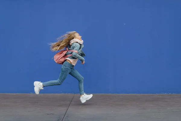 Klein meisje loopt naar school met tas — Stockfoto