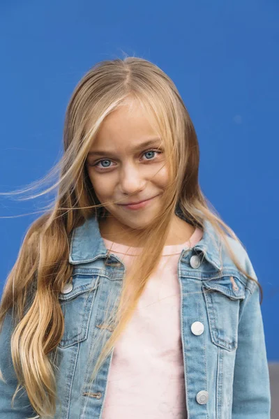 Retrato de niña rubia con ojos azules — Foto de Stock