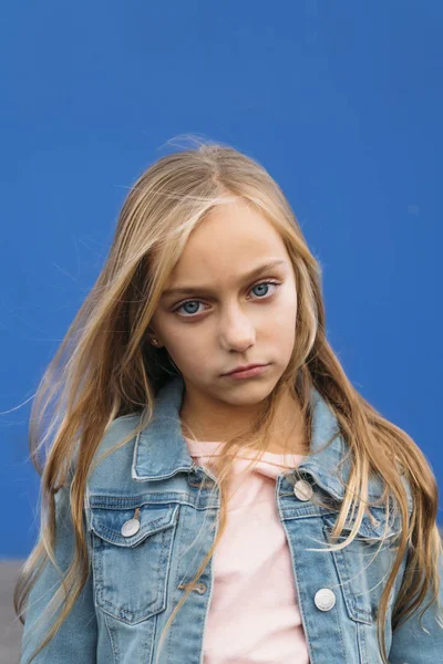 Портрет маленької сумної дівчинки з блакитними очима — стокове фото
