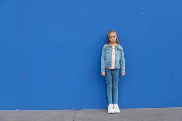 Menina loira com olhos azuis ao ar livre com fundo azul — Fotografia de Stock