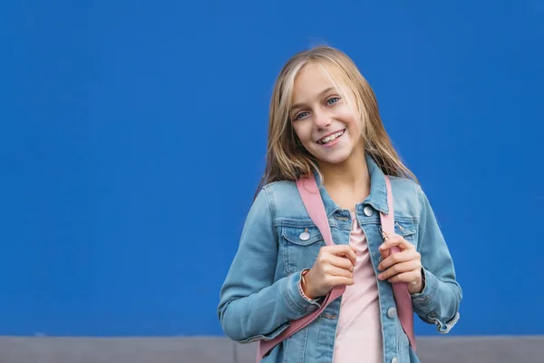 Porträtt av en liten flicka som går i skolan — Stockfoto
