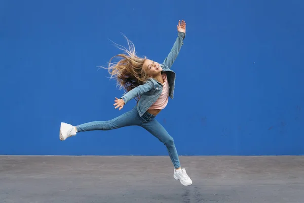 Menina Com Bola Amarela Fundo Azul — Fotografia de Stock