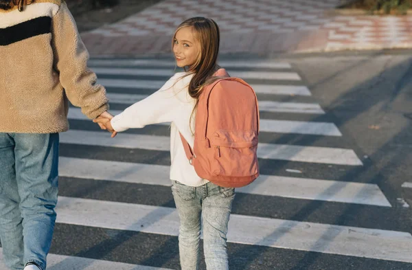 Liten flicka på väg till skolan med sin mamma — Stockfoto