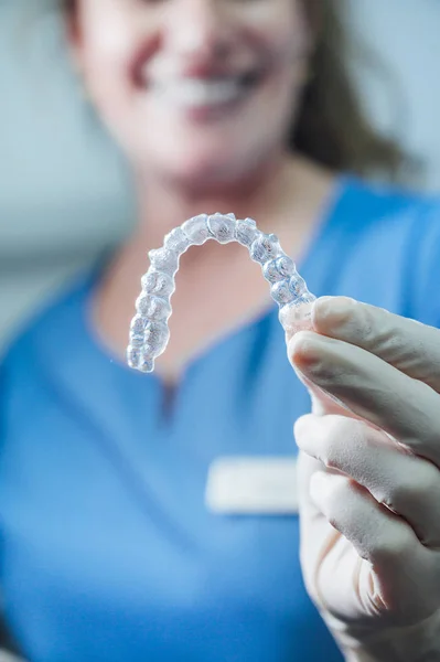 Doctora sosteniendo un alineador dental transparente —  Fotos de Stock