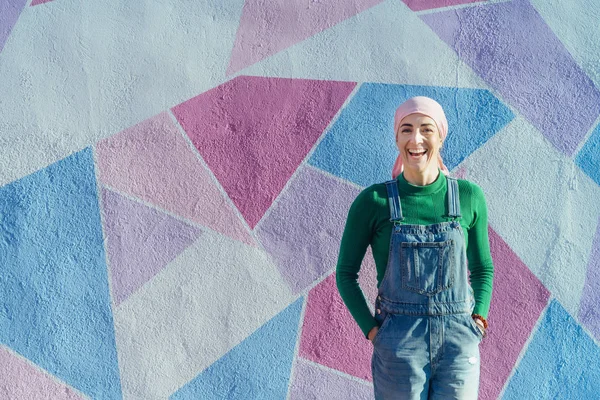 カラフルな壁の上で癌と戦ってスカーフを持つ女性 — ストック写真