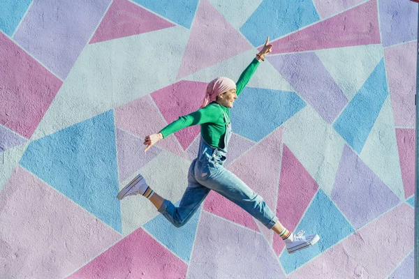 Woman jumping with pink scarf, has cancer — Stock Photo, Image