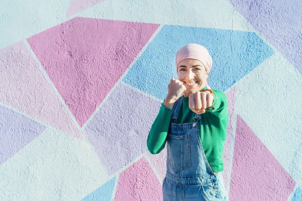 Femme avec foulard lutte contre le cancer de la boxe — Photo