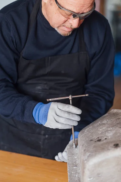 62 jaar oude man werkt op de vezel workshop — Stockfoto