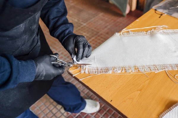 62-летний мужчина резал волокно ножницами в мастерской . — стоковое фото