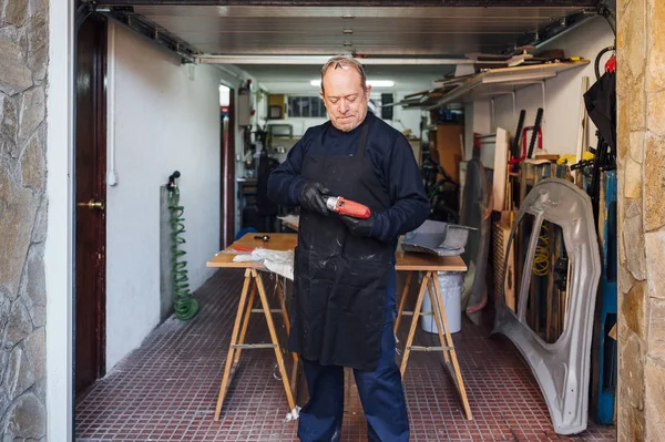 62 jaar oude man werkt op de vezel workshop — Stockfoto