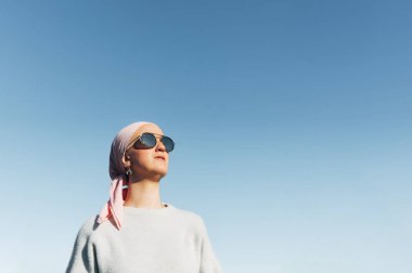 Pembe başörtülü kadın, kanser.