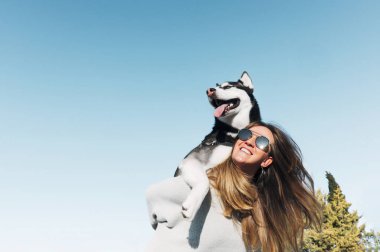 Sibirya Husky köpeği güzel sarışın kadının erkeğine poz veriyor..