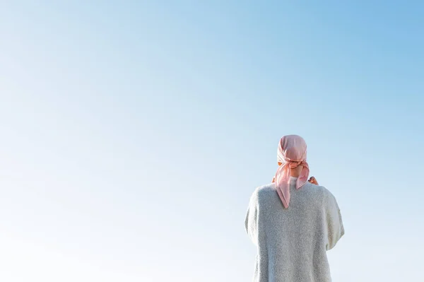 핑크 머리 스카프를 한 여자가 암에 걸렸어 — 스톡 사진