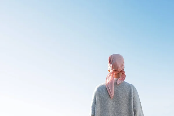 Mujer con pañuelo rosa, tiene cáncer — Foto de Stock