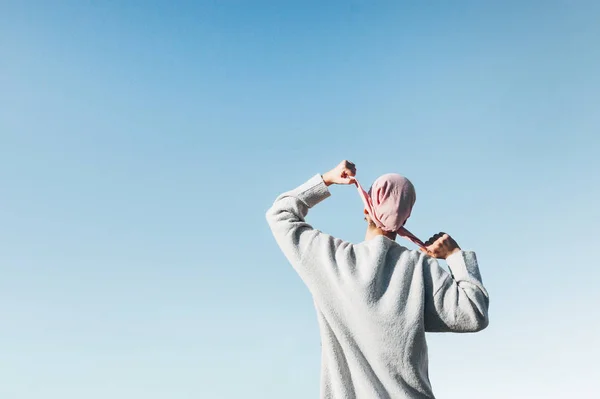 Žena s růžovou šálou, má rakovinu — Stock fotografie