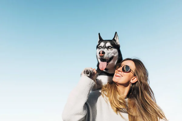 Siberian Husky cane posa sull'uomo della bella donna bionda . — Foto Stock